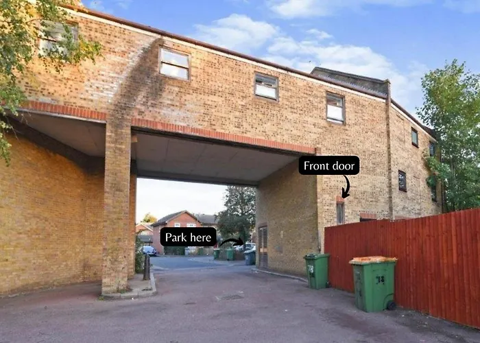 2 Bed Functional House Close To Manor Park Train Station