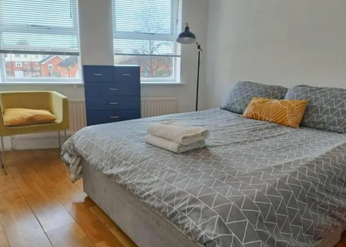 2 Bed Functional House Close To Manor Park Train Station